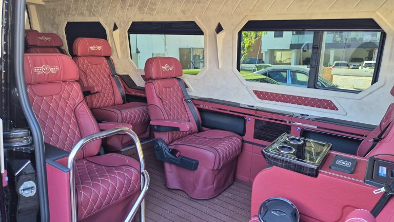 רכב מפואר לימו 12 כורסאות